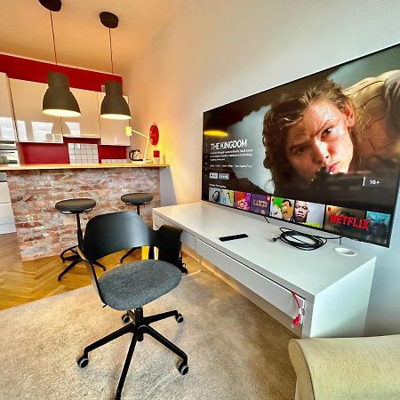 Super Beauty Metro Wifi 65'Tv Netflix Hbo Appletv+ Apartment Warsaw Exterior photo